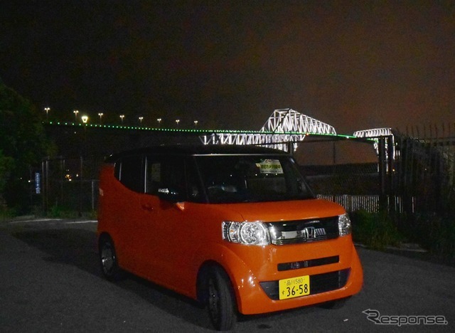 背景は東京ゲートブリッジ。