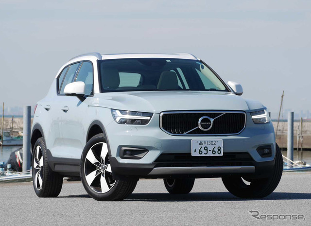 ボルボ XC40 T4モメンタムAWD