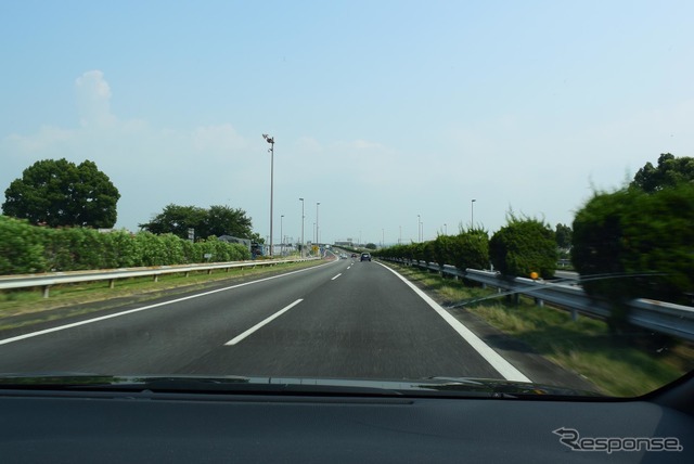 九州自動車道を走行中。高速安定性は悪くはなかった。