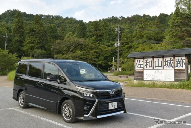 ヴォクシーハイブリッドZS。滋賀県・彦根の佐和山にて。