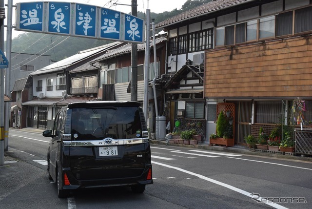 島根・温泉津の温泉街へ。5ナンバーベースなので旧市街への進入にストレスはない。