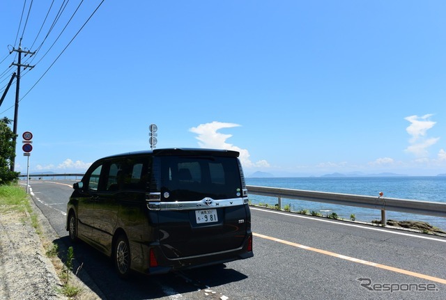 ヴォクシーハイブリッドZS。岡山・笹岡の海岸線にて。