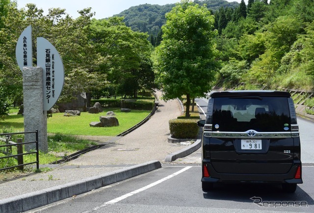 ヴォクシーハイブリッドZS。島根・石見銀山にて。