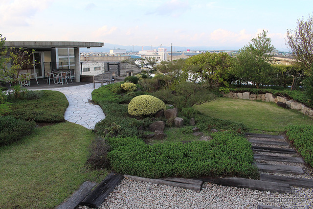 屋上庭園で見学後の一休み