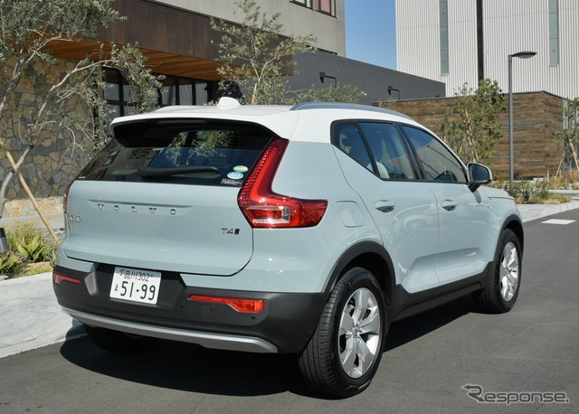 ボルボ XC40 T4 AWD MOMENTUM