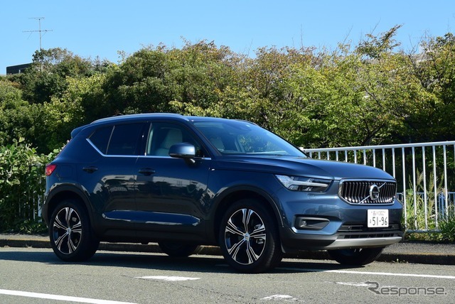 ボルボ XC40 T4 AWD INSCRIPTION。窓にクロームガーニッシュが付くのが外観上の特徴。