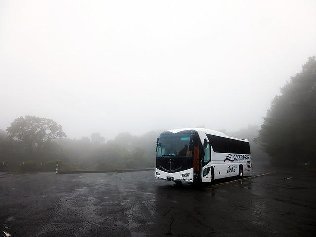 「SASEBOクルーズバス『海風』」の乗客たちは傘の下で「高級車のCMみたいでいいね」と