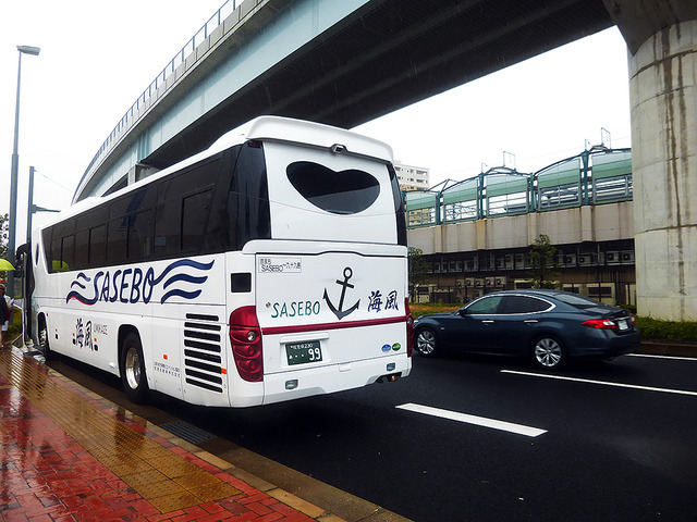 佐世保駅みなと口で乗客を待つ「SASEBOクルーズバス『海風』」