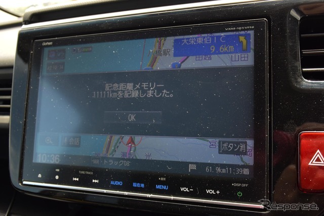 純正オプションのカーナビはこのように記念すべき数字がオドメーターに表示されるときにお知らせしてくれる。