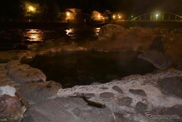 天ヶ瀬温泉の河原にはこのようにいくつもの野天風呂がある。
