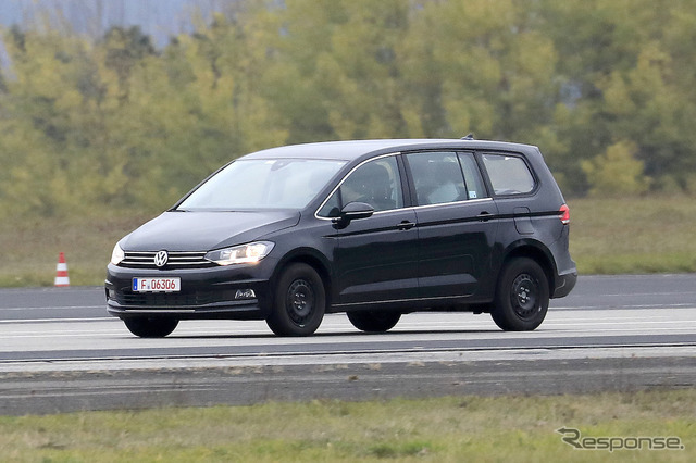 VWの新型ミニバン開発車両（スクープ写真）