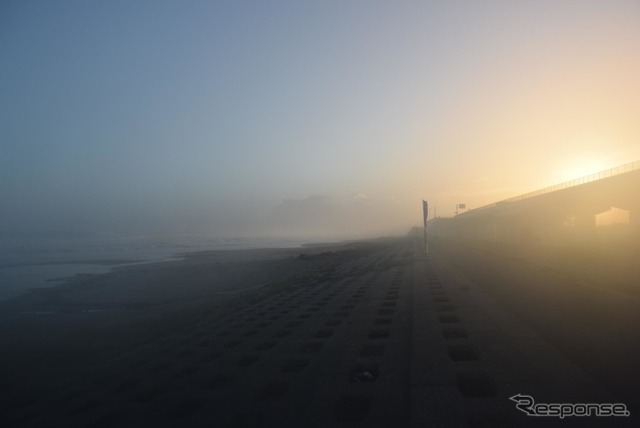 夕暮れの遠州灘に海霧が押し寄せてきた。