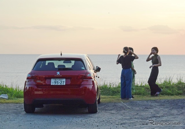 鹿児島西海岸、ハワイイメージあふれる江口浜のカフェ、Aka'Akaにて。絶好の夕日観望ポイントのひとつ。