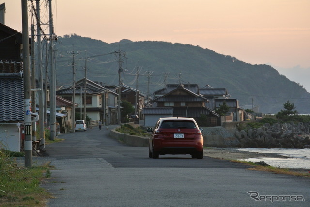 プジョー308アリュール BlueHDi。山陰の漁村にて。