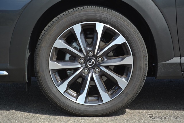 タイヤはサイドウォールの柔軟性が高められた新チューンのトーヨー「プロクセスR52A」。215/50R18はあまり一般的なサイズでないため、アフターマーケットでのタイヤの選択肢は限られる。