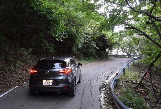 余部灯台へのアプローチ。18年5月の改良で荒れ道での乗り心地は大いに改善された。