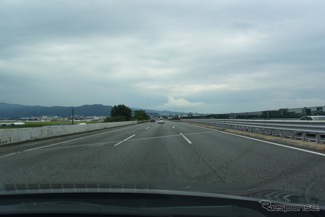 九州自動車道を走行中。こういう良路の高速クルーズは得意科目だ。