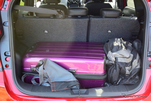 荷室はやや狭い。3名以上で旅をするときはボストンバッグなどを使ったほうが良さそう。