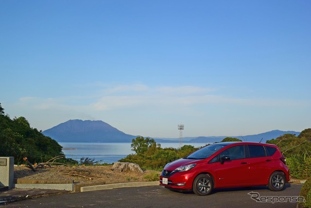 鹿児島郊外から桜島を眺める。