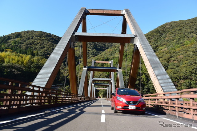 宮崎・西米良村の木造橋、かりこぼうず大橋にて。