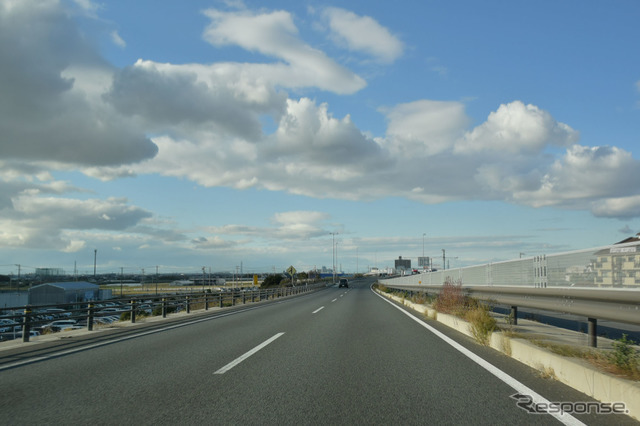 運転席からボンネット上面がちょっと見えるのがトコットの素晴らしいポイント。何も考えなくてもフロントエンドの位置をパーフェクトにつかめる。