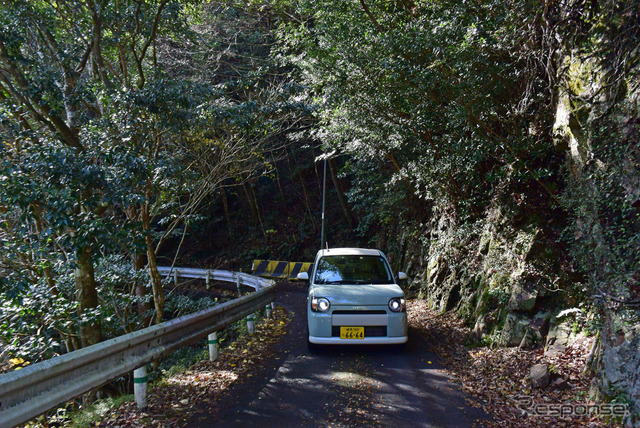 宮崎奥地のダム湖岸道路を行く。