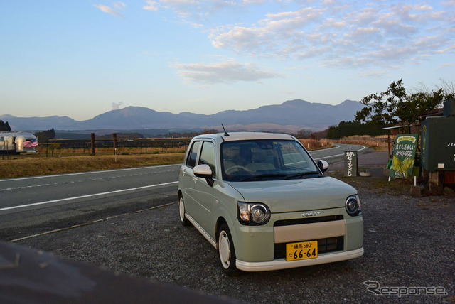 熊本～大分県境の高原道路、やまなみハイウェイにて。おいしい牛乳やとうもろこしを売る店があったので寄り道してみた。