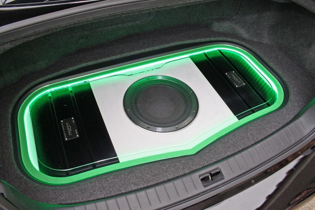グリーンのイルミに照らし出されるトランク内のオーディオボード。アクリル、間接照明を使った処理も美しい。
