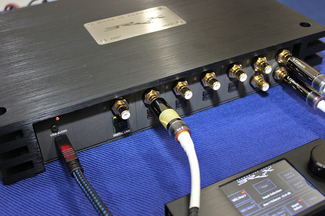 テスト機では4つ（計8ch分）の“デジタルモジュール”が搭載されていて、そのうちの2ch分を使って音声信号をデジタル出力した。