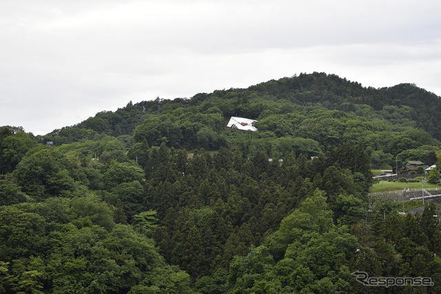 中央道から見える山の上のラブレター。周囲は芸術的なアートが道沿いに展開されている