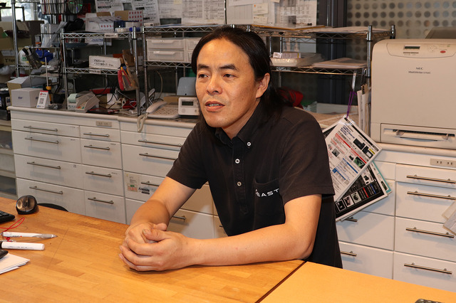 イースト、藤原店長。