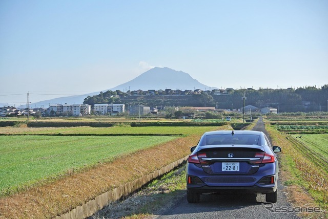 熊本の人吉から錦江湾奥部に出る山岳ルートで鹿児島入り。森を抜け、桜島が見えたところで記念撮影。