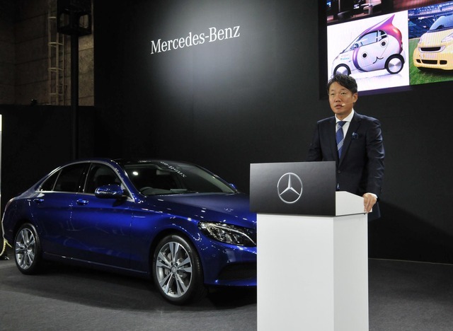 メルセデスベンツ C350e アバンギャルドとメルセデス・ベンツ日本の上野金太郎社長（大阪モーターショー15）