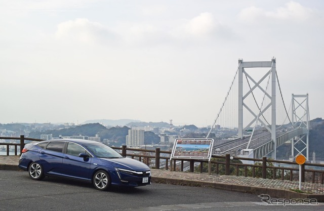 関門海峡・九州側のめかり公園にて関門橋をバックに記念撮影。