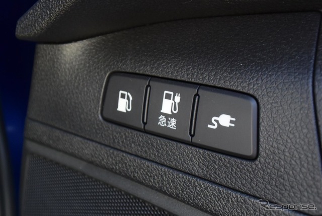 運転席側のフロントドアに給油、急速充電、普通充電の3つのリッド開閉ボタンが。