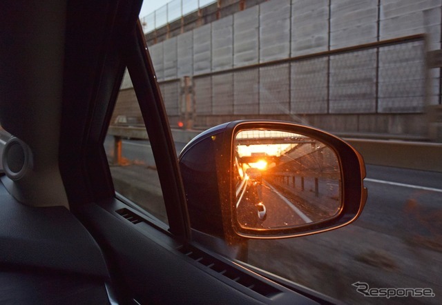 ドライブの最後、厚木から東京まで東名高速道路を走行中に後方から夕日が差してきた。
