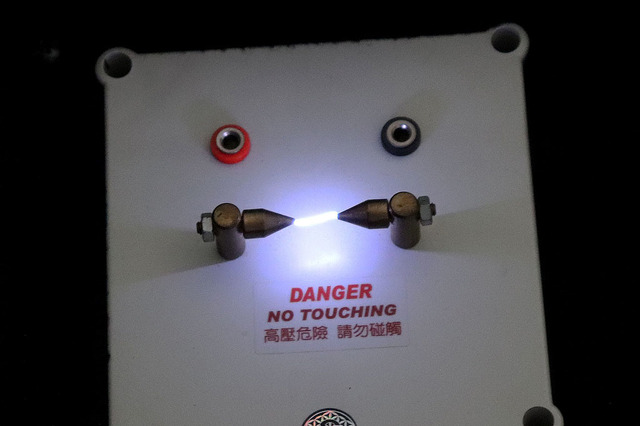 『音響改善アイテム』を機器に置いたときの放電状態。