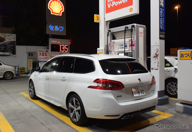 ガソリンスタンドで軽油を補給中。最近は軽油の価格が上昇傾向でガソリンとの価格差が詰まってきたが、燃費が良いため依然として走行コストは安い。