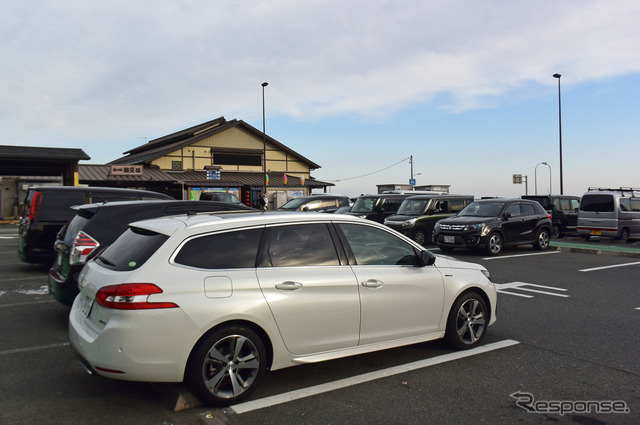 静岡最西部の道の駅潮見坂にて。冬季は激甘のみかんが常軌を逸した低価格で売られている。