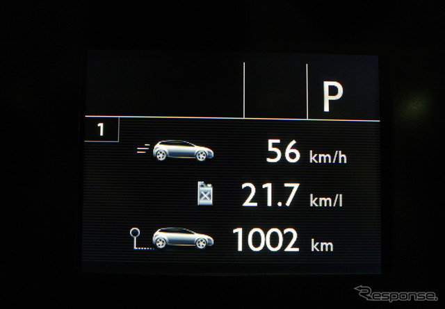 燃料タンク容量は52リットルと小さいが、ロングドライブではハイペースで走ってもワンタンク1000kmくらいは十分に走れる。平均燃費計はL/100kmをkm/Lに換算した数値で、実燃費は常に計器表示を上回った。