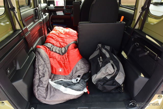 寝袋を広げてみた。車中泊スペースは十分に取れるが、1名限定。