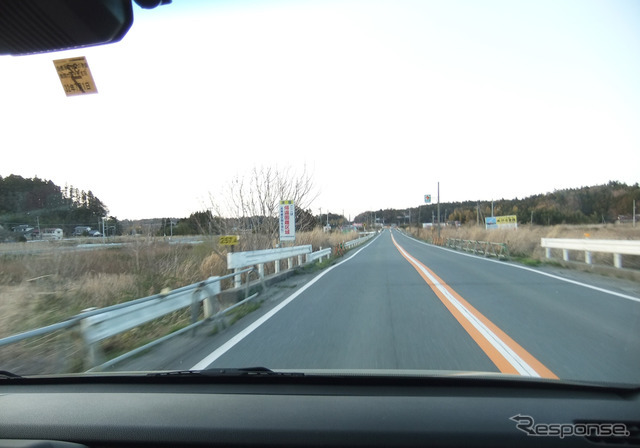 福島県富岡町を行く。フロントガラス上部には遮光ぼかしが入っていた。