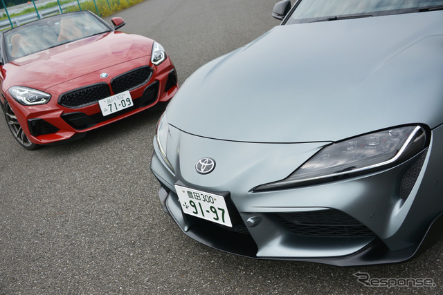 トヨタ スープラ 新型（右）とBMW Z4（左）