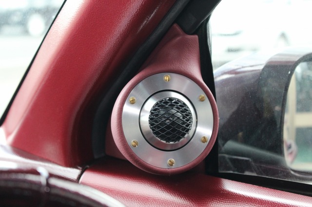 ドアミラー裏にビルトインしたZRスピーカーラボのトゥイーター。トゥイータープレートの存在感がデザイン面でのアクセントになる。