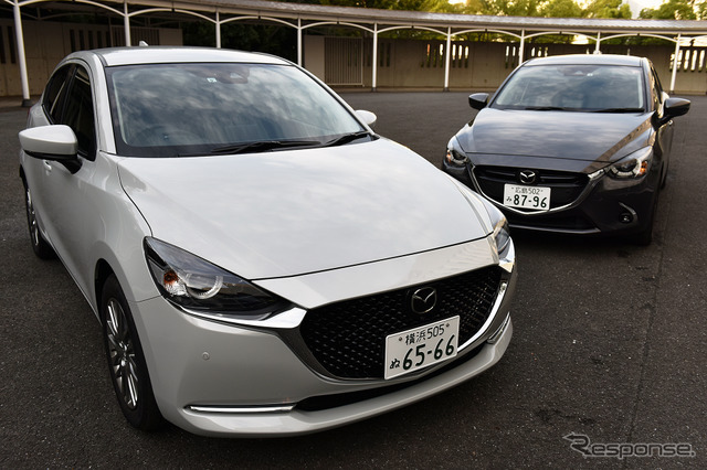 向かって左：改良新型マツダ2 15S L Package（2WD）、向かって右：従来型マツダ2 15S（2WD、AT）