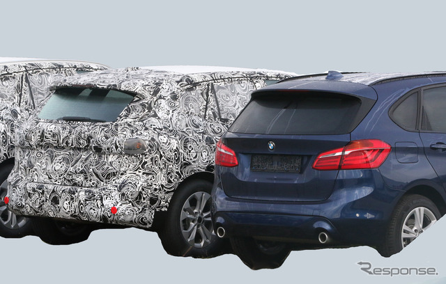 BMW 2シリーズアクティブツアラー の現行型（左）と次期型プロトタイプ（スクープ写真）