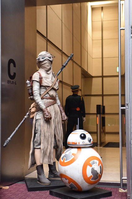 レイ、BB-8等身大フィギュア - (C) 2015 Lucasfilm Ltd. & TM. All Rights Reserved.