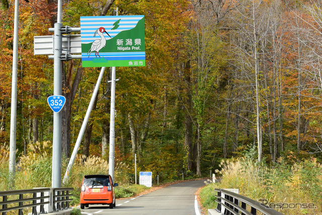 金泉橋を渡ると新潟県。ここからは日本有数の巨大ダム湖である奥只見湖岸を走るルート。