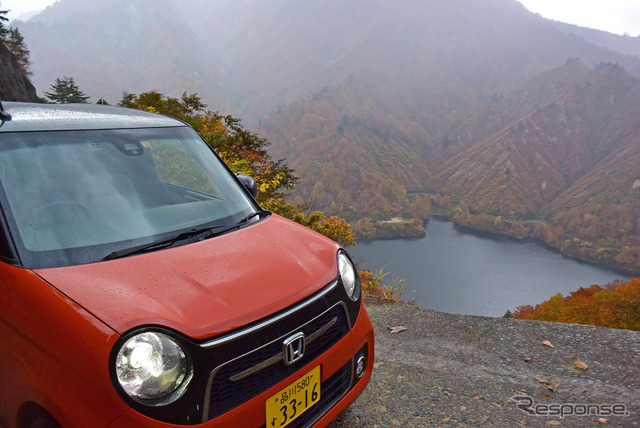 ダム湖岸道路と言っても水辺を通るわけではなく、湖面からかなり高い箇所が多い。道路の整備状況は全般的に良好だが、断崖絶壁でガードレールが切れている場所もある。真っ直ぐ行ったら50～100mくらいは簡単に落ちることができるので気をつけるべし。