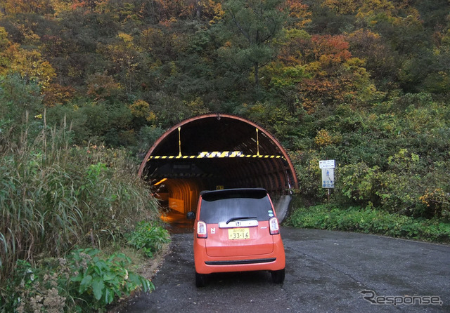 奥只見湖岸を走りきると、山岳ルートの枝折峠とトンネルルートの奥畳シルバーラインに分かれる。シルバーラインで奥只見ダムサイトに向かう。